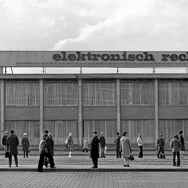 Thomas Steinert: Haltestelle der Straßenbahn am »Robotron-Rechenzentrum«
Windmühlenstraße, Leipzig 1976
Piezo-Pigment-Print, 40 x 40 cm
Ed. 7, signiert, editioniert verso 

